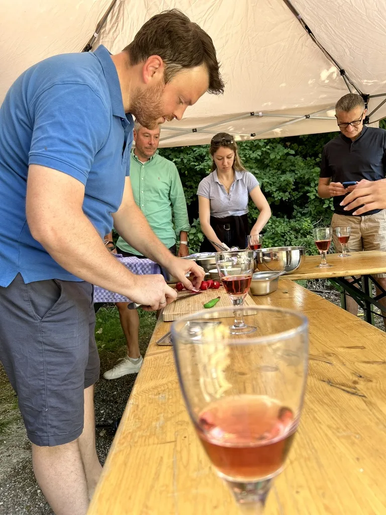 Team kocht gemeinsam outdoor