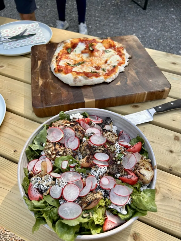 Selbstgemachte Pizza und Salat vom Team