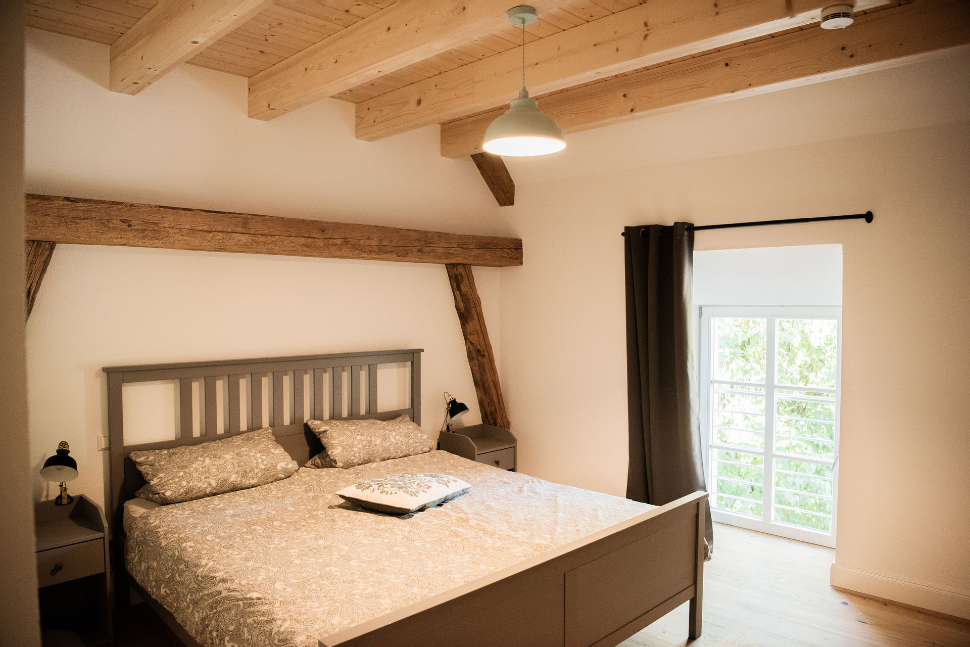 Schlafzimmer mit Holzbalken in der Ferienscheune