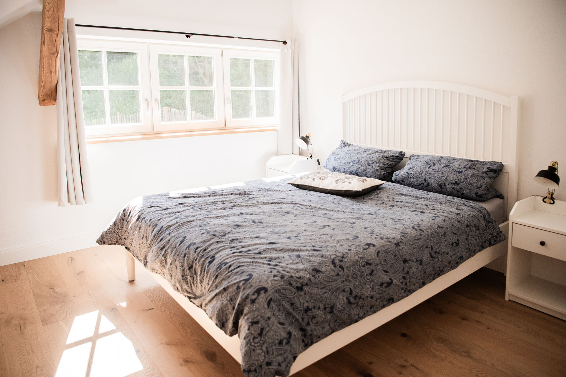 Helles Schlafzimmer in der Ferienscheune