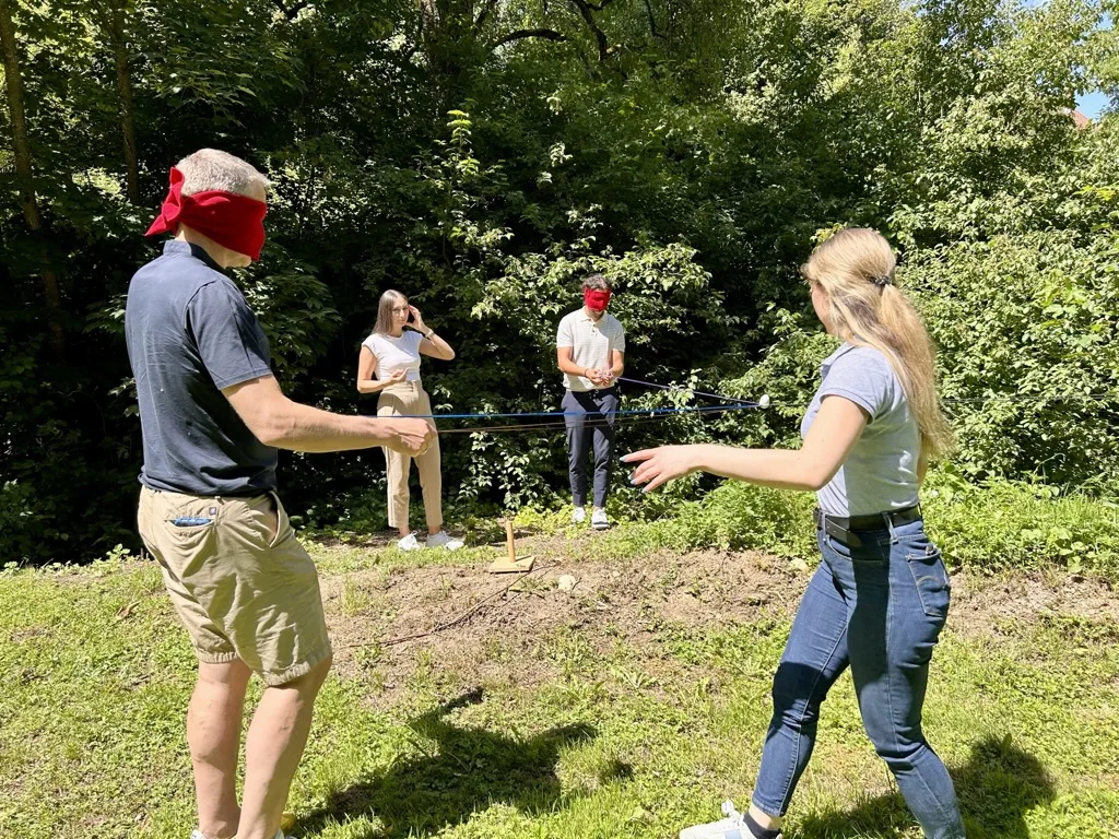 Outdoor-Teambuilding: Vertrauensübung im Freien