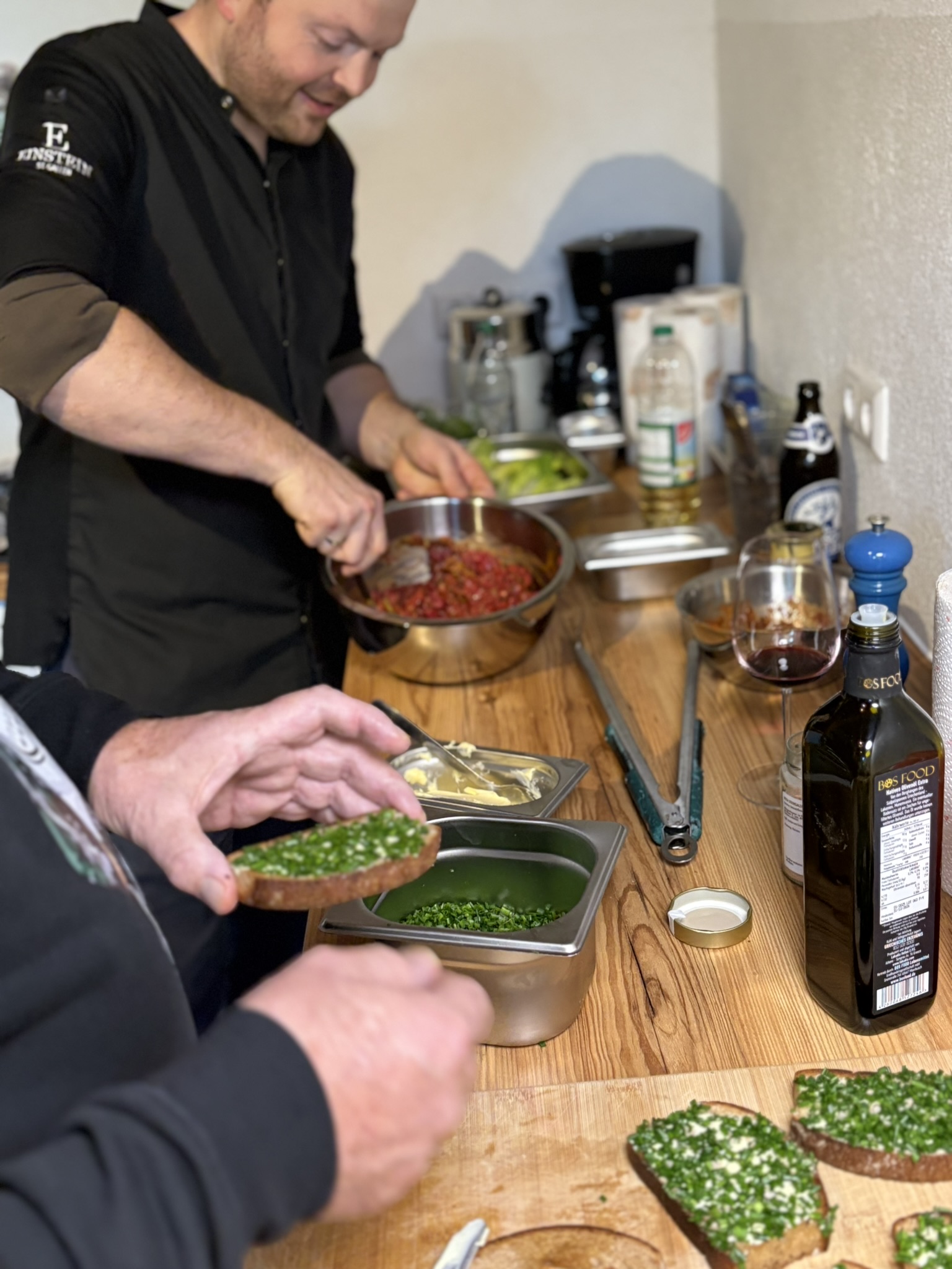 Küchenchef Marcus beim Teamkochen